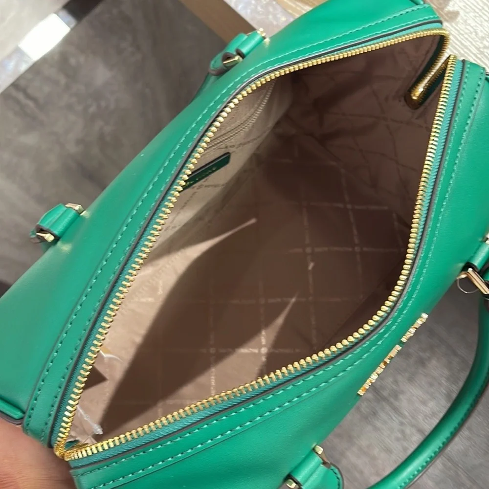 Michael Kors med Duffel Travel - Leather/Coated

PALMETTO GREEN 
MD DUFFLE

NWT - Picture 14 of 16